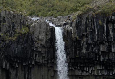 Vulkan-Expeditionen, Am Atem der Schpfung: Nordeuropa, Atlantik, Island: Wasserfall Svartifoll strzt ber Basaltsulen