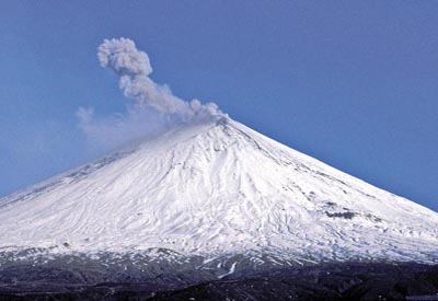 Vulkan-Expeditionen, Am Atem der Schpfung: Russland, Sibirien, Kamtschatka - schneebedeckter Vulkan mit Rauchsule